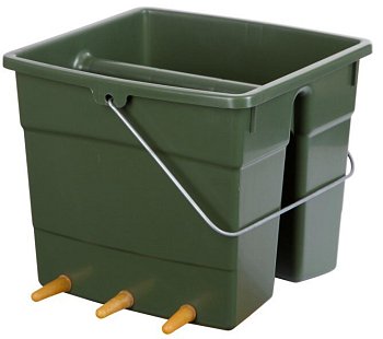 Der Futtereimer für Lämmer hat 6 Sauger.