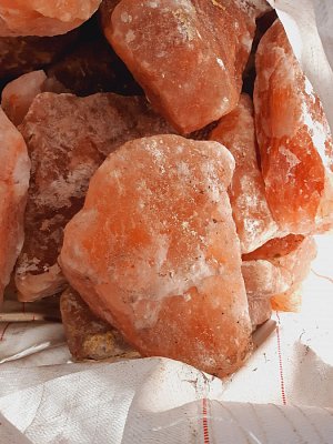 Rotes naturbelassenes Steinsalz
